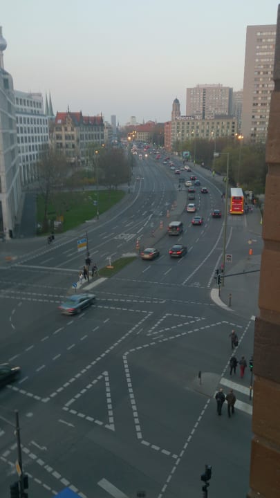 Blick auf die Hauptstraße Zimmer  Motel One Berlin-Spittelmarkt
