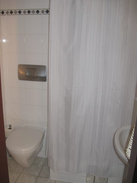 Toilette im Badezimmer Hotel Enziana Wien