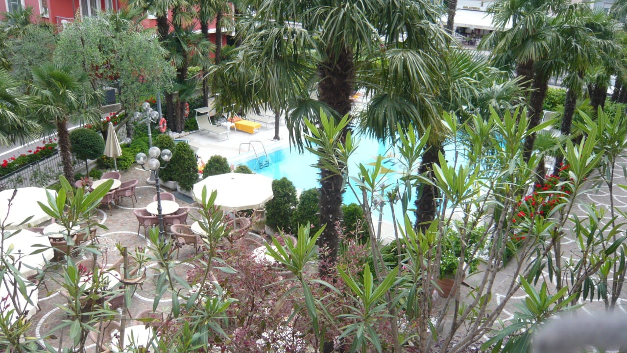 Blick vom Zimmer zum Pool Garda Suite Hotel - Tonelli Hotels