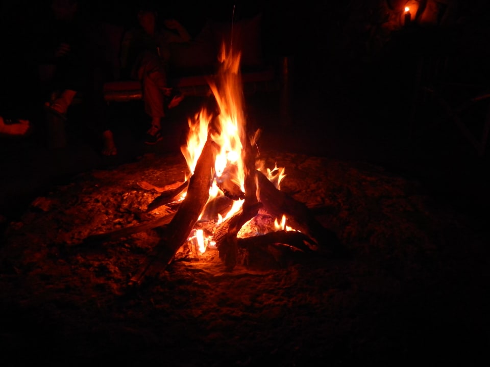 Abends brennt immer zum Dinner ein Feuer Ant's Nest Lodge