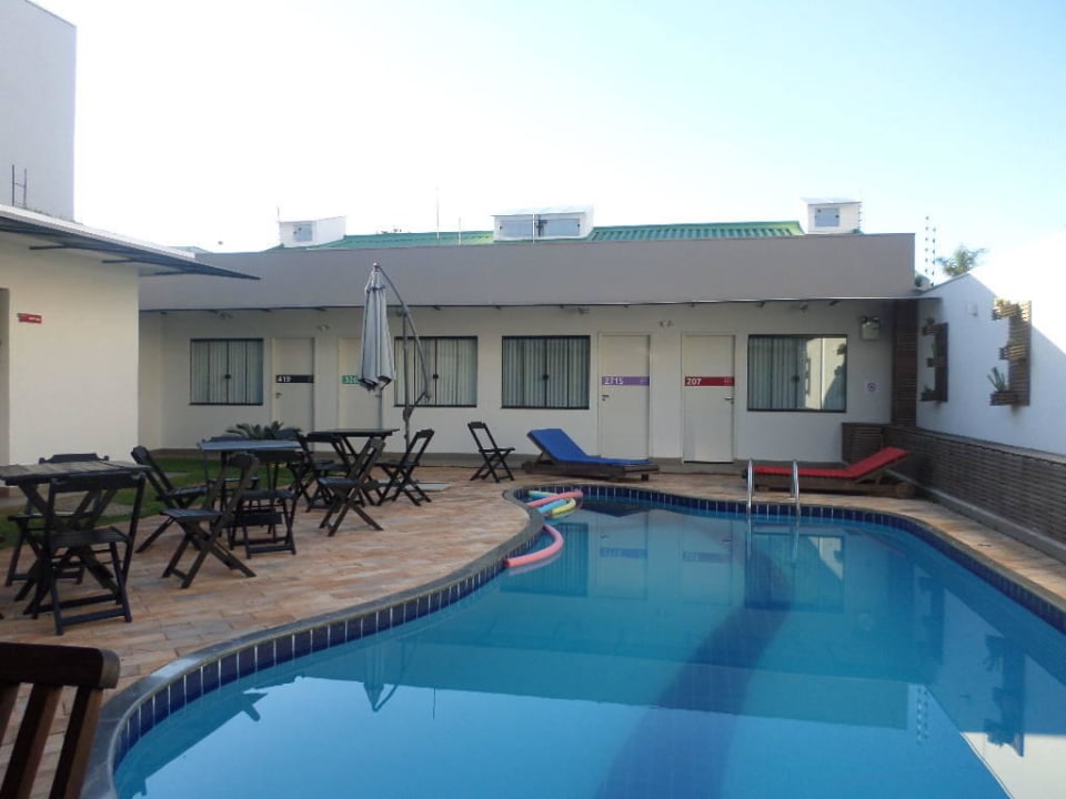 Pool, im Hintergrund die 4 Doppelzimmer Hostel Concept Design
