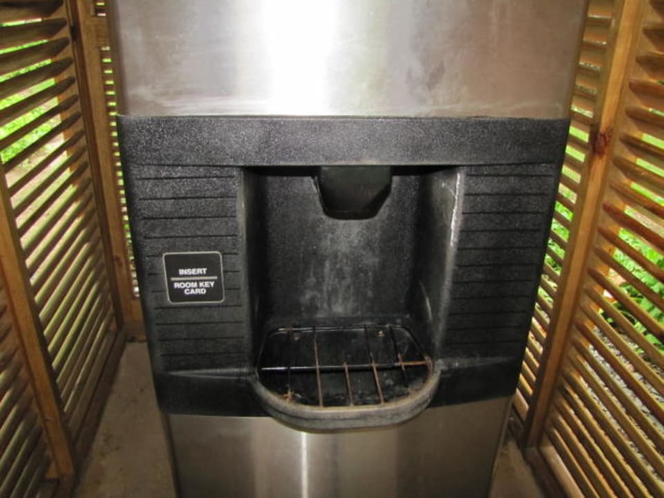 Między budynkami stoją maszyny do robienia lodu Hotel Grand Palladium Palace Resort, Spa & Casino