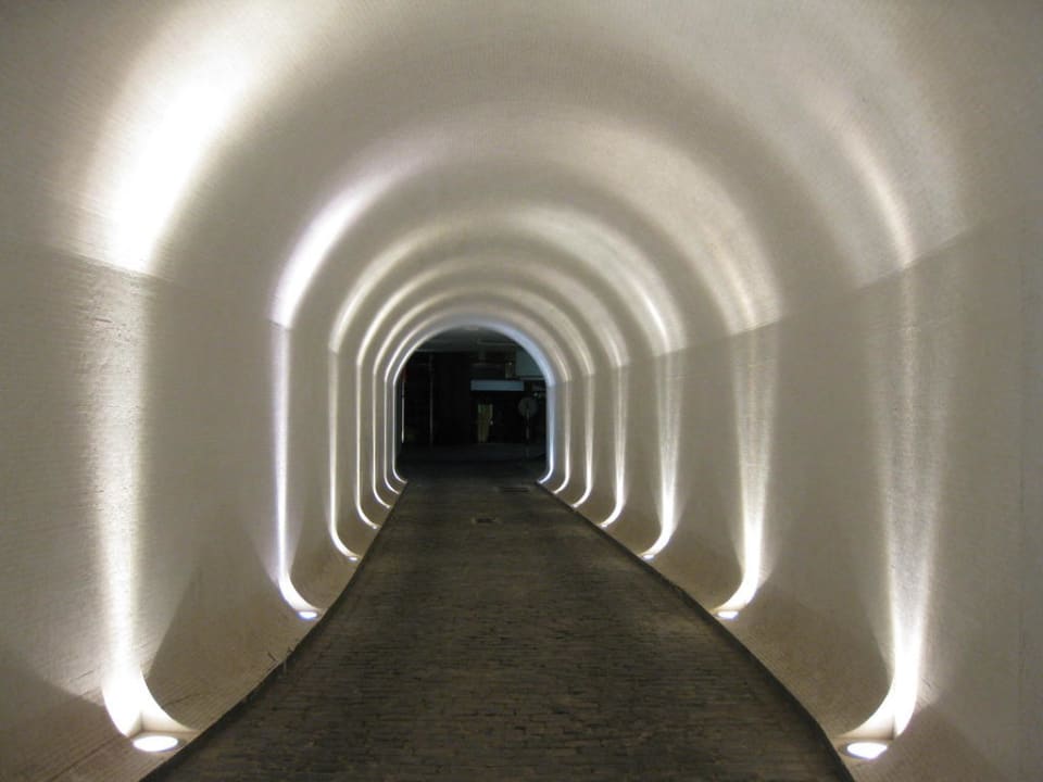 Zufahrtstunnel Antillia Hotel Apartments