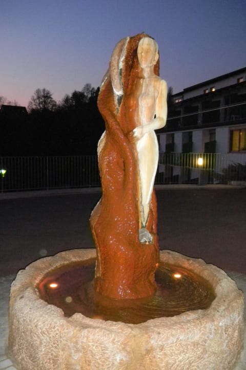 Brunnen Eingangsbereich Heilthermen Resort Bad Waltersdorf