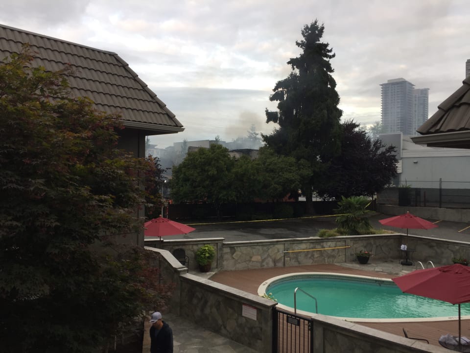 Pool Best Western Plus Burnaby Hotel