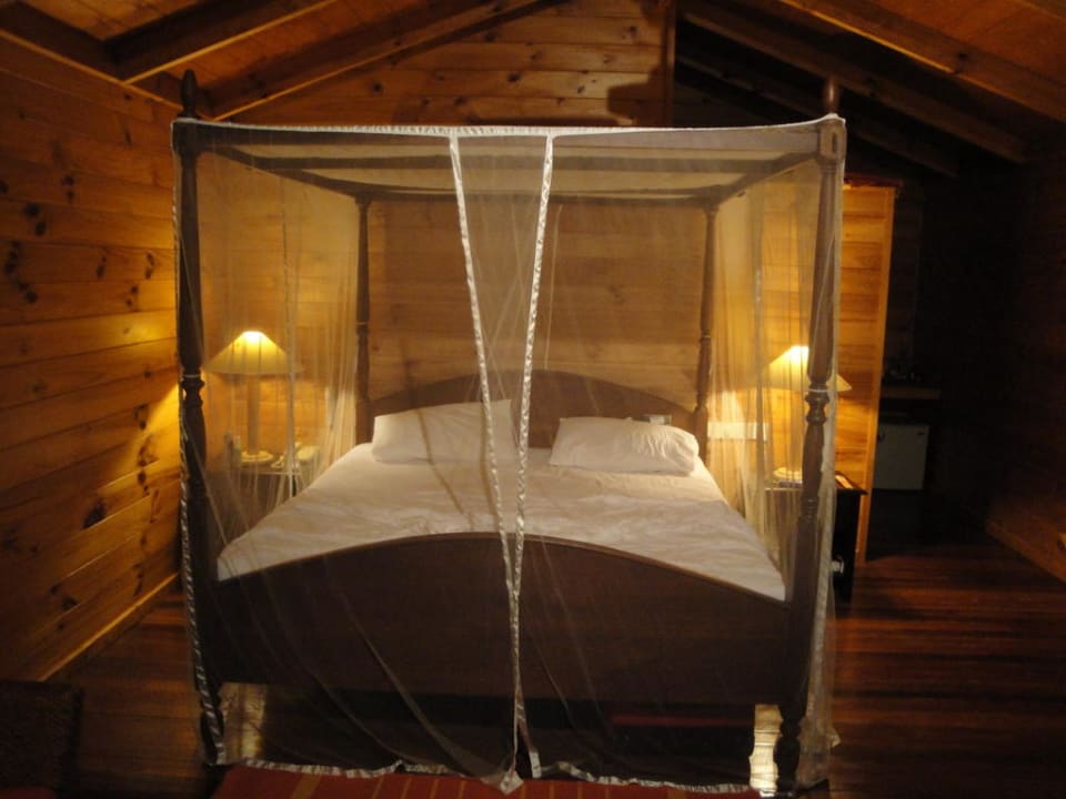 Himmelbett in Jacuzzi Beach Villa Meeru Maldives Resort Island