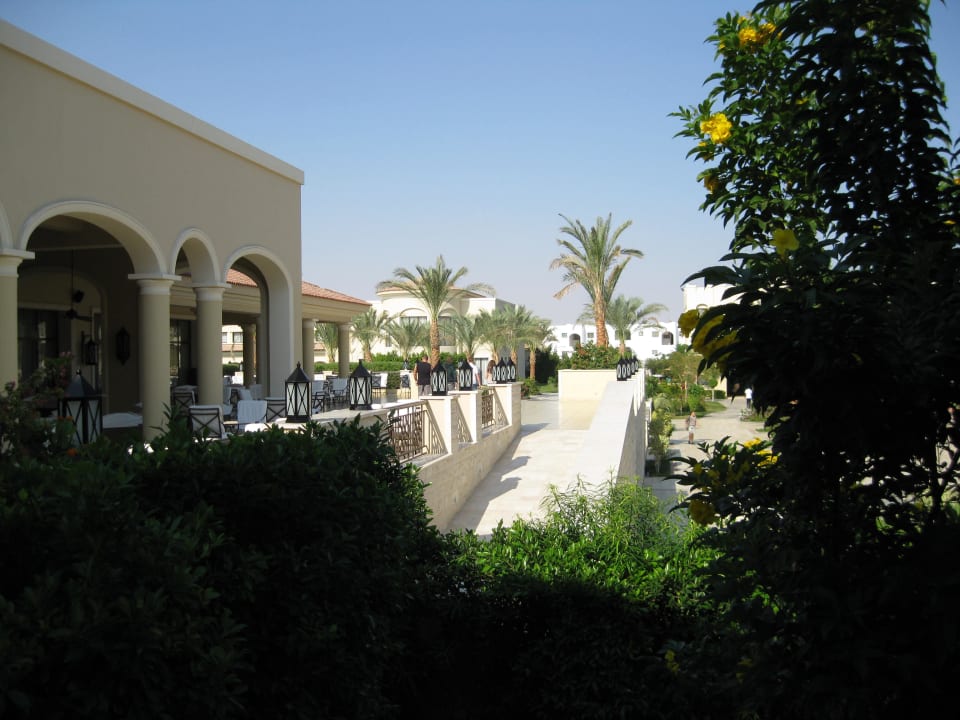 Weg zum Restaurant JAZ Aquamarine Resort