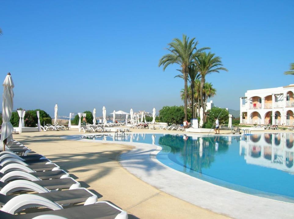 Pool und Altstadt im Hintergrund Destino Pacha Ibiza Resort - Adults only