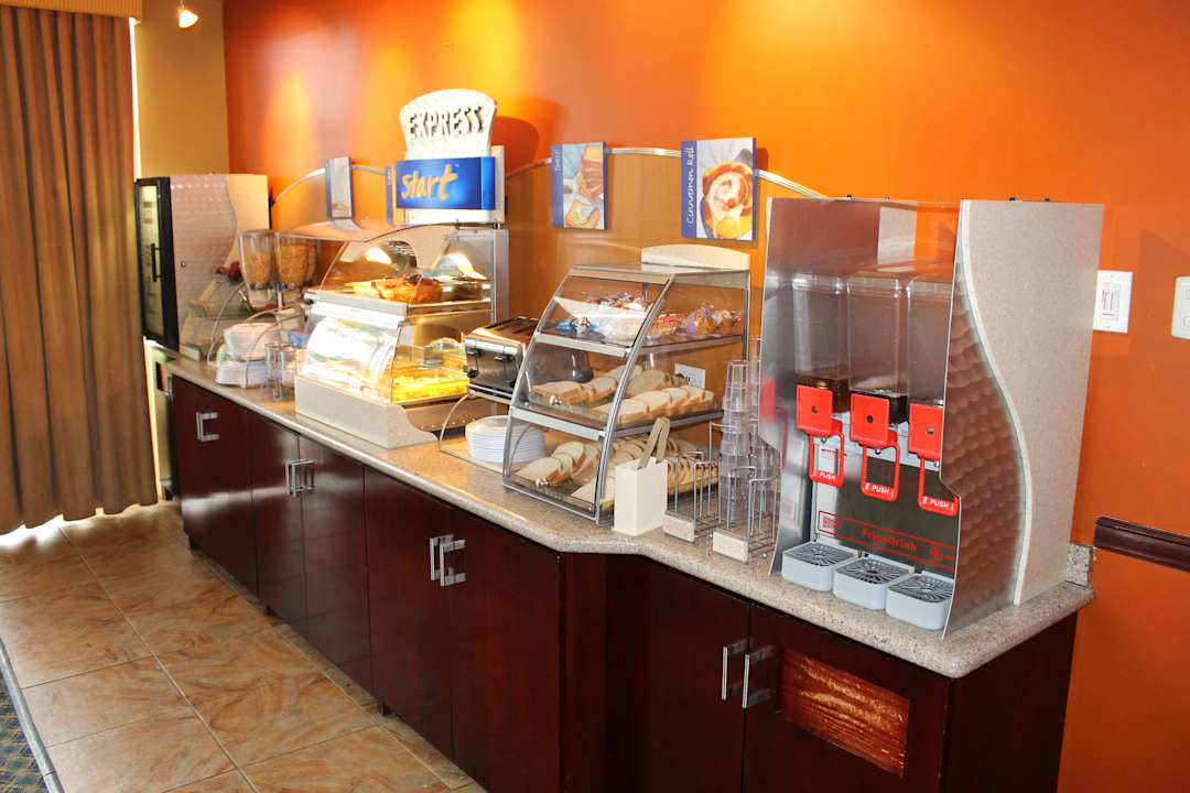 Frühstücksbuffet Holiday Inn Express Hotel & Suites Trincity Trinidad Airport