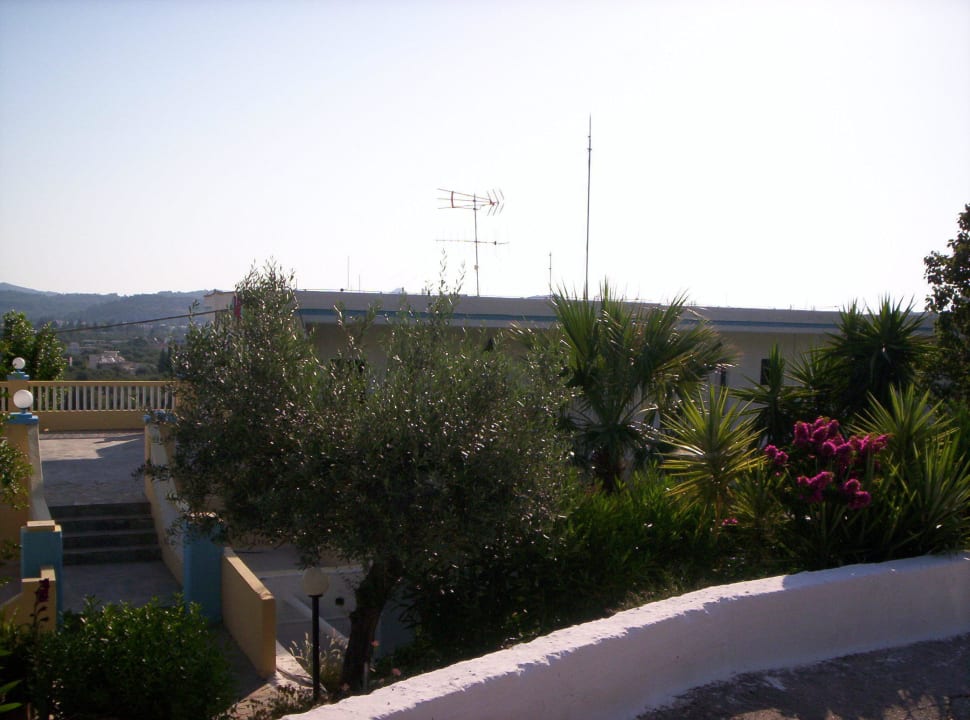 Hotel mit Terrasse oben Hotel Karavos