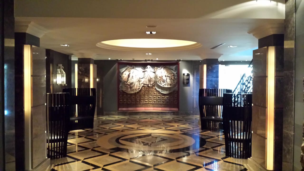 Lobby vor Frühstücksrestaurant Grande Real Villa Italia