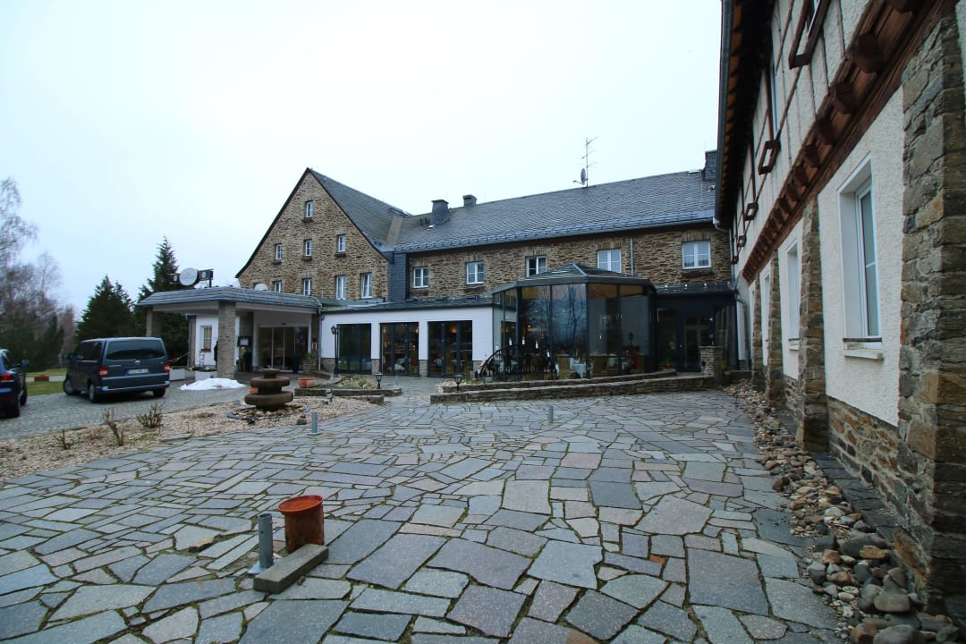 Eingang und Wintergarten Sonnenhotel Hoher Hahn