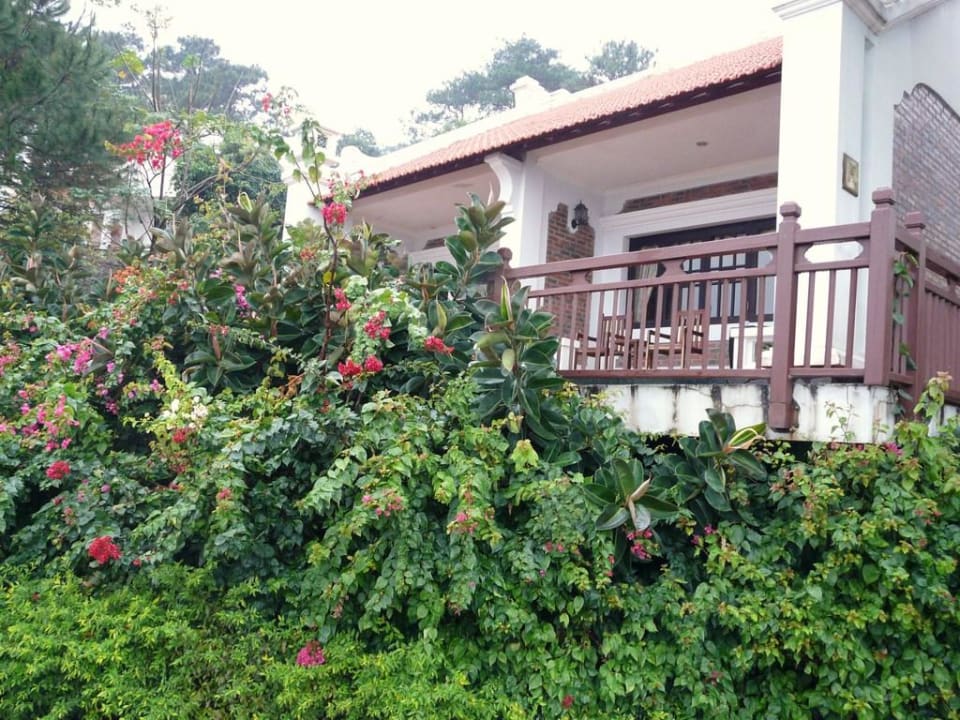 Außenansicht eines Doppelbungalows La Paz Resort Tuan Chau Ha Long