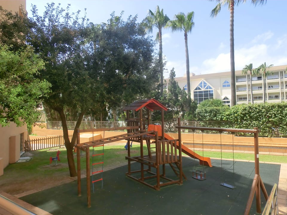 Kl. Spielplatz im Schatten zw. d. 2 Gebäuden Grupotel Natura Playa