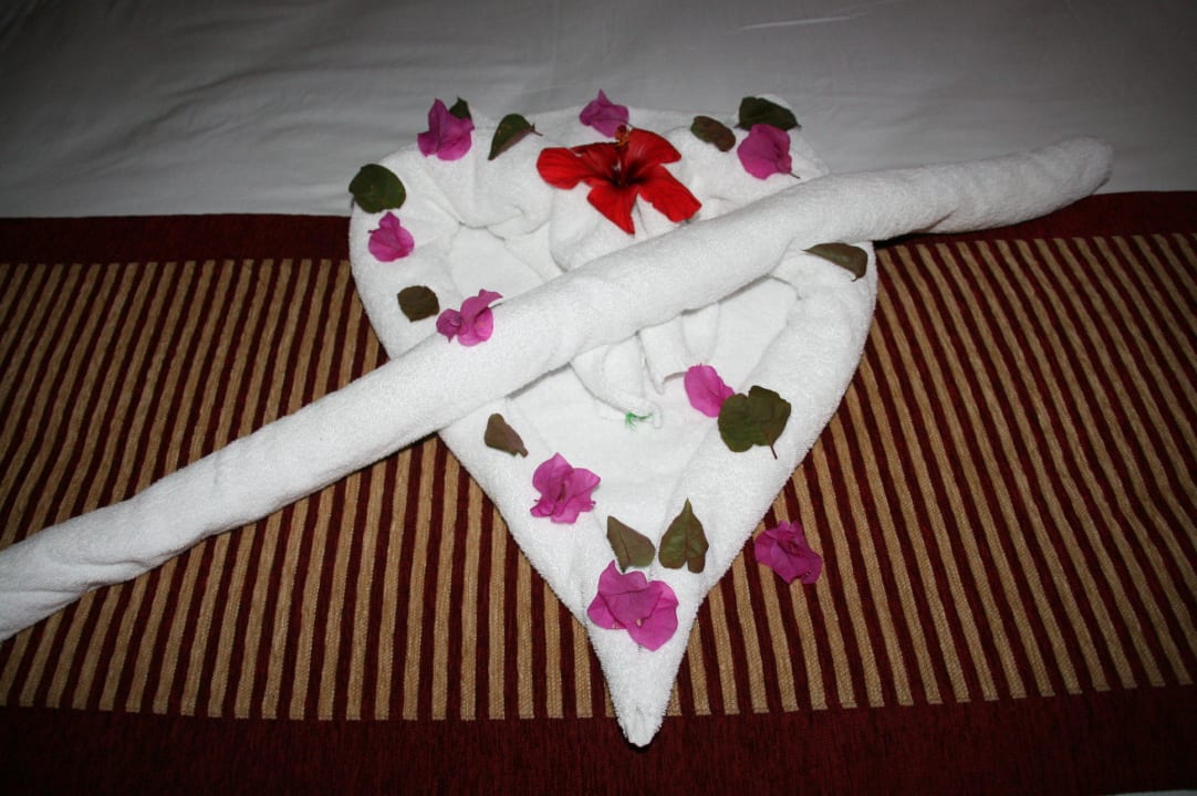Valentins-Deko auf dem Bett Jaz Makadi Oasis Resort