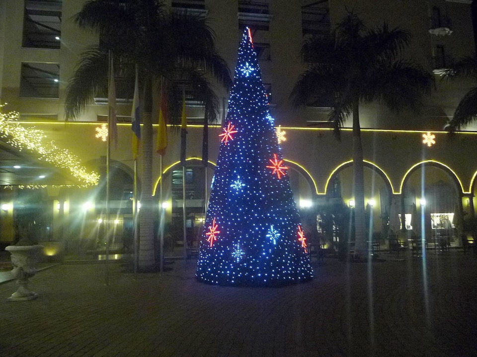 Vor dem Hotel Lopesan Costa Meloneras, Resort & Spa