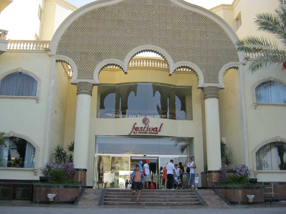 Вход в отель Le Jardin Aqua Park Resort