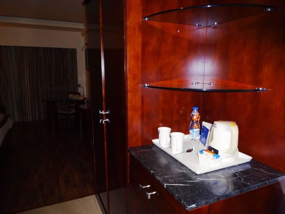 Wasserkocher auf der Minibar Hotel Fortune Jp Palace