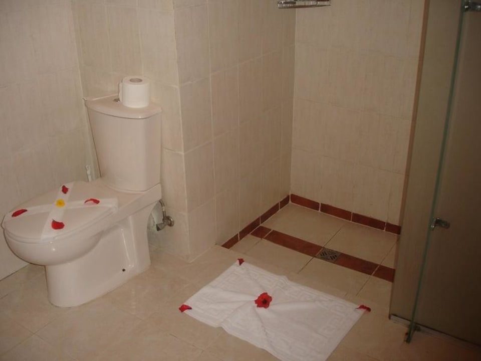 Geräumige Dusche Brayka Bay Resort