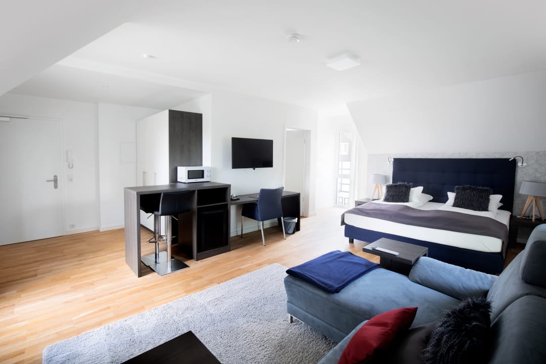 Zimmer Boardinghouse by M&K