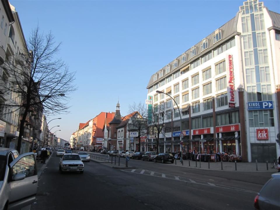 Straße vor Hotel und U-Bahn Station Mercure Hotel Berlin Tempelhof