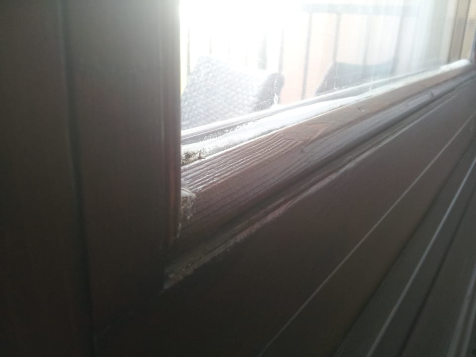 Fenster mit Spinnweben Caramell Premium Resort