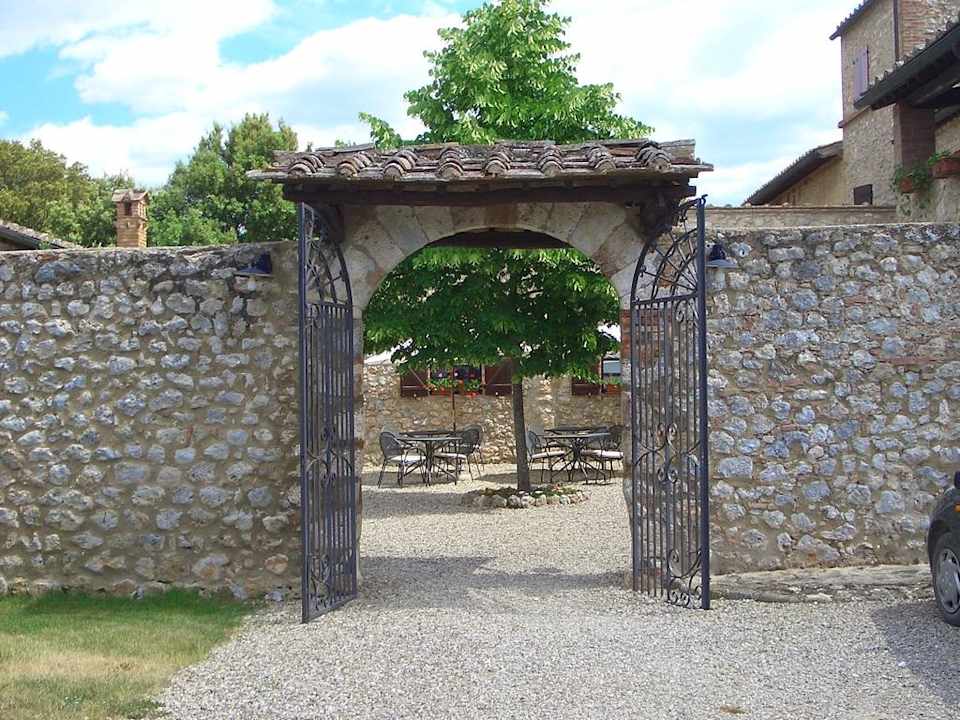 Tor zum Innenhof Hotel Borgo Gallinaio