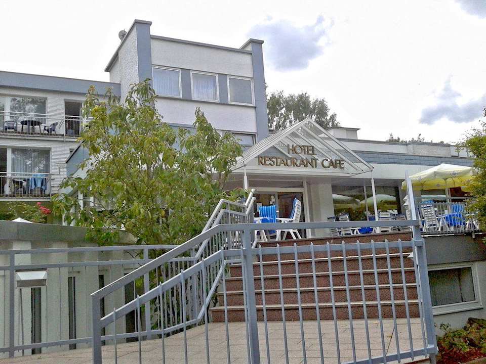 Hier der Eingang mit Treppe zum Haupthaus Hotel Hotel am Kaiserbrunnen
