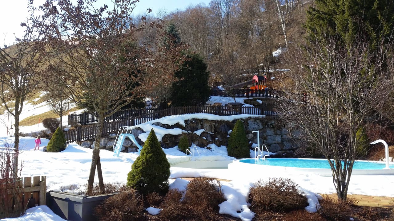 Zimmer-Terrasse mit Blick auf Pool und Spielplatz  Familien- & Gartenhotel Theresia
