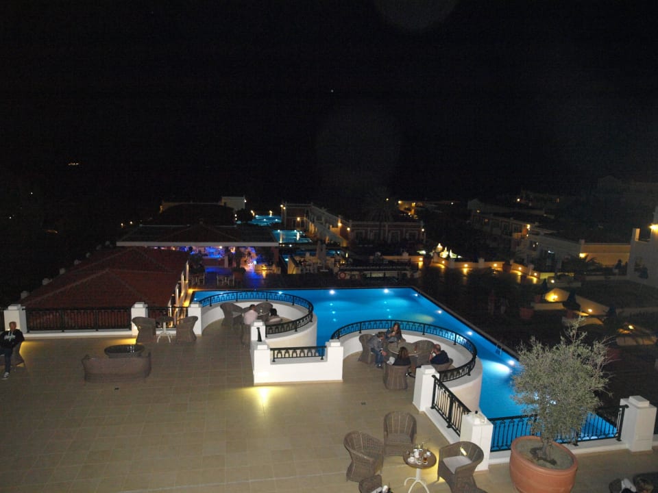 Poolanlage mit Außenansicht Porto Bello Royal