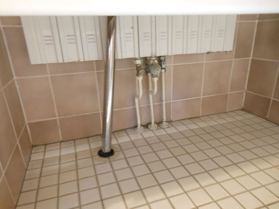 Unfachmännische Konstruktion unter Waschtisch Hotel Scandic Atrium