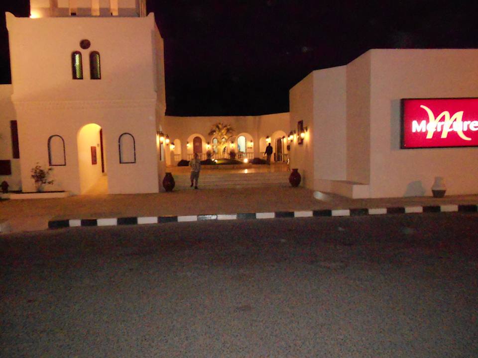 Hotel aussen bei Nacht Hotel Mercure Hurghada