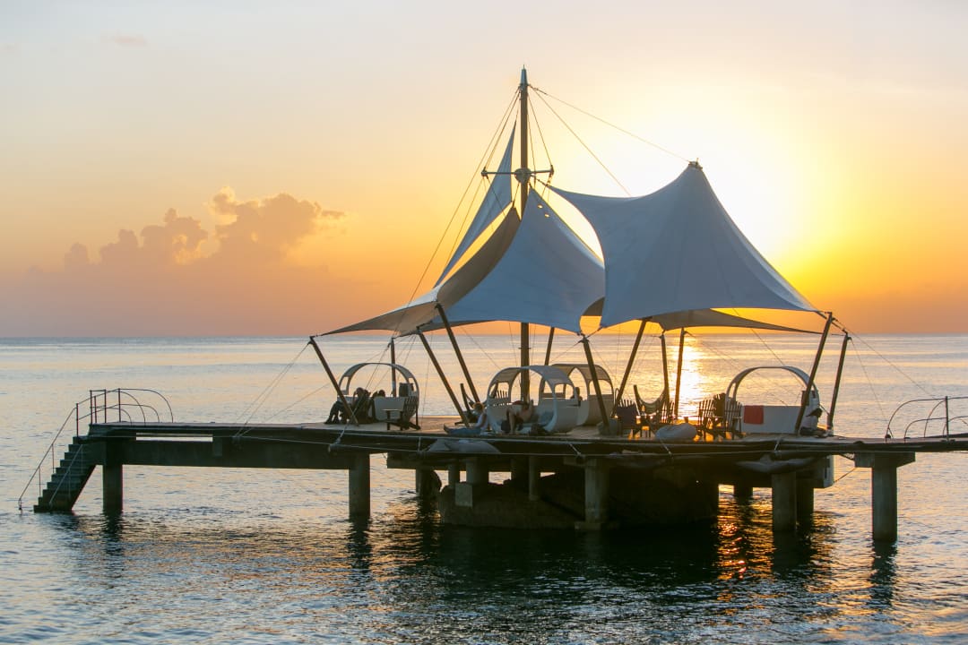 Strand The Coco de Mer Hotel & Black Parrot Suites