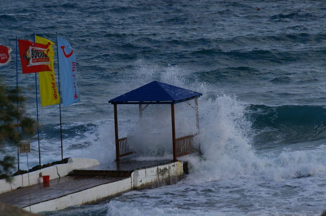 Heftige Weller bei stürmischem Wind Alexander Beach Hotel & Village Resort