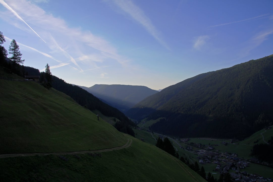 Früh morgens, die Sonne geht gerade auf Bergbauernhof  Ausserberglet & Sandalm  Almhütte