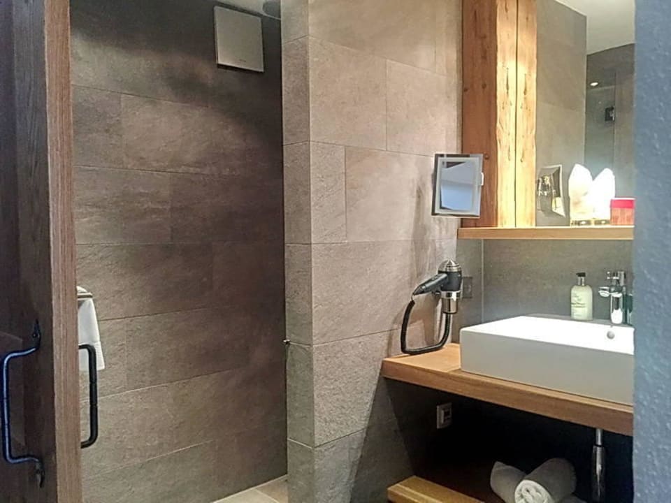 Suite Veronika Bad1 (Eingang) Hotel Quellenhof Leutasch, Tirol