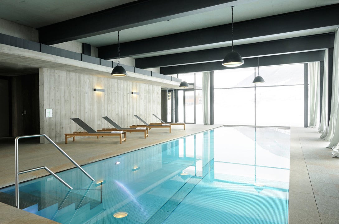 Der 18m Edelstahlpool Designhotel WIESERGUT