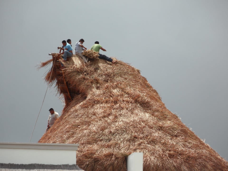 Dachreparatur auf mexikanisch... BlueBay Grand Esmeralda