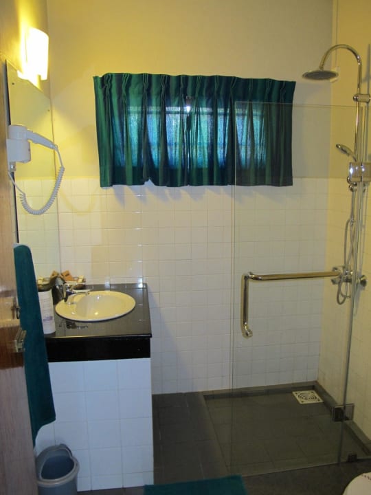 Zähne putzen unter der Dusche Hotel Chandrika