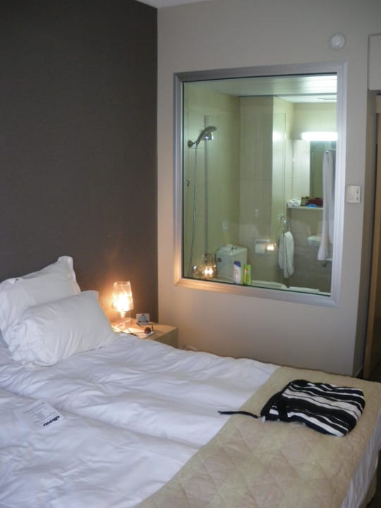 Bett mit Blick ins Badezimmer Napa Mermaid Hotel & Suites