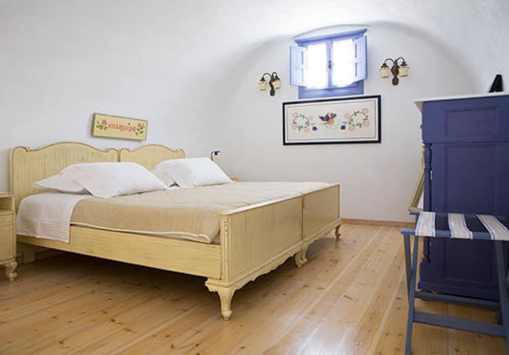 King Size bed on Mezzanine of 55m2 house Aegagros Caldera Houses
