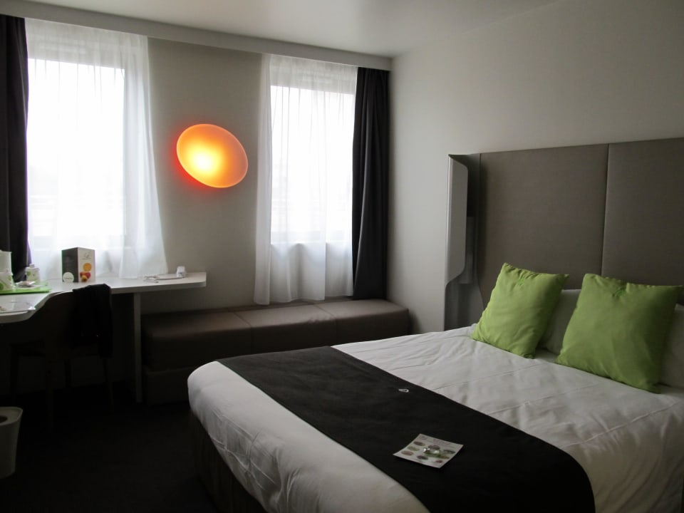 Links hängt der TV... Hotel Campanile Centre-Gare