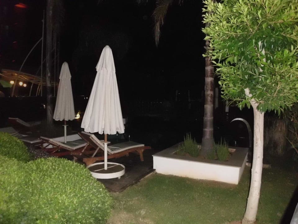 Pool vom Spa bei Nacht Crystal Family Comfort Collection