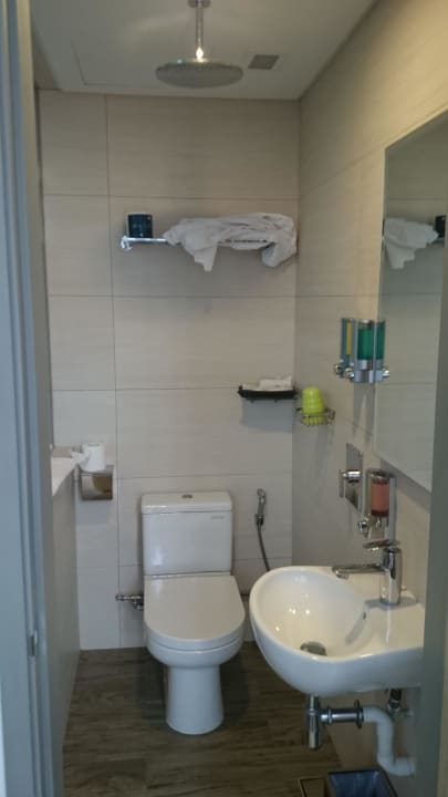 Winziges aber sauberes Bad Hotel J8