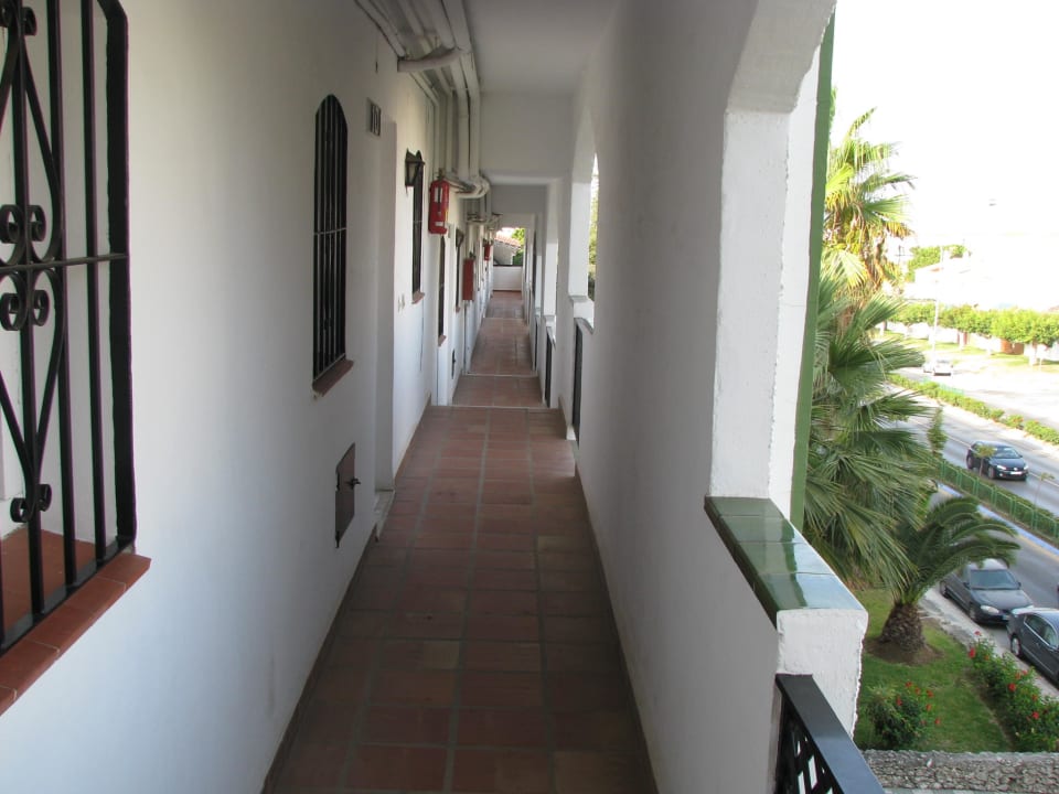 Galeria prowadząca do pokoi Apartamentos Verano Azul