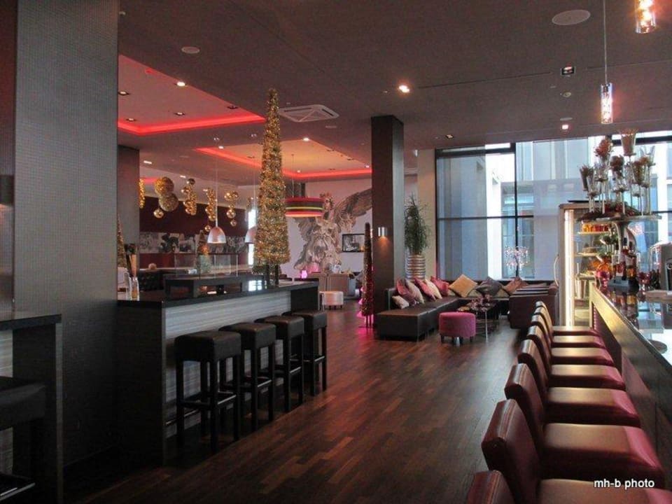 Der erweiterte Barbereich Leonardo Royal Hotel Munich