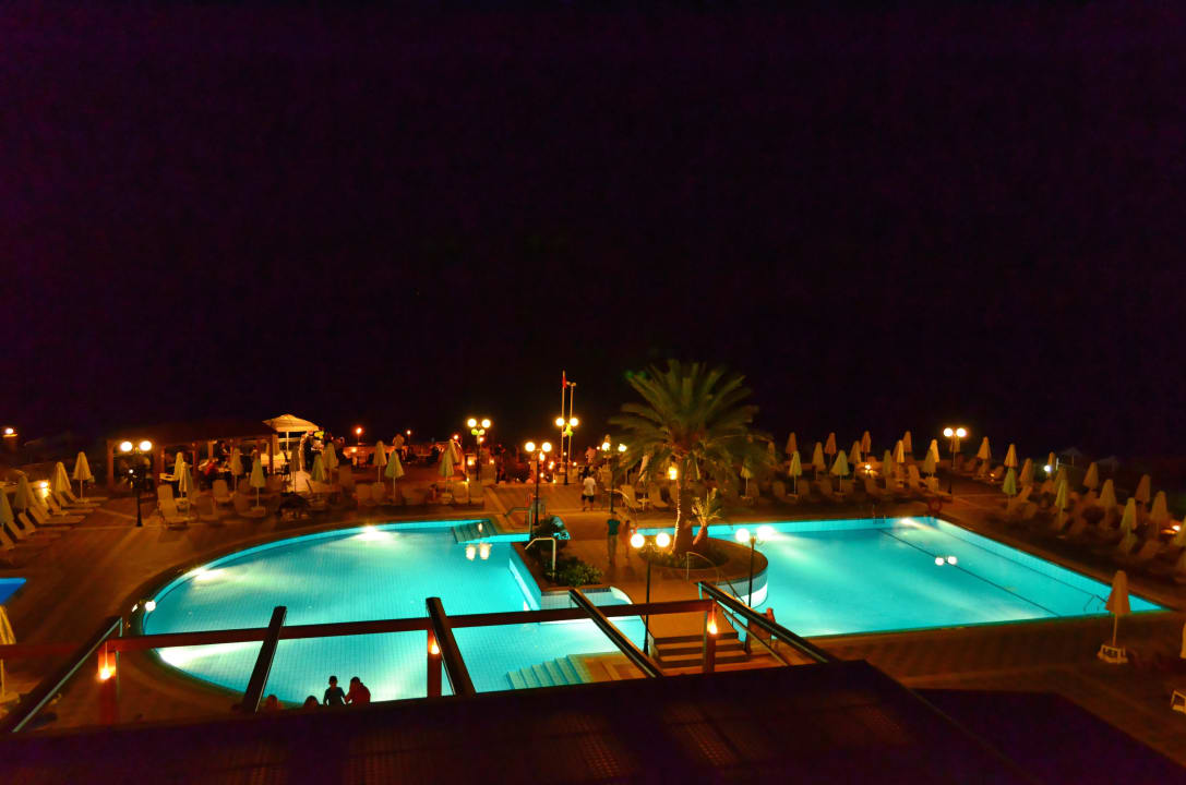 Poolanlage bei Nacht Hydramis Palace Beach Resort