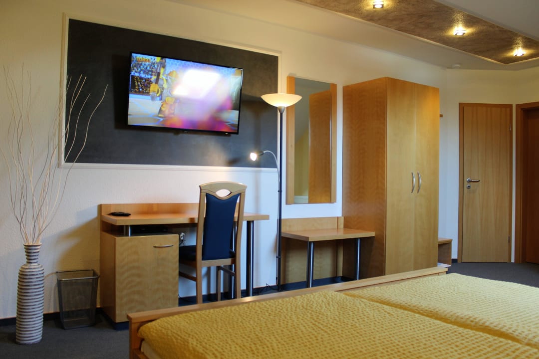 Komfortzimmer mit Flat TV und Blu Ray Player Pension Turmschloesschen