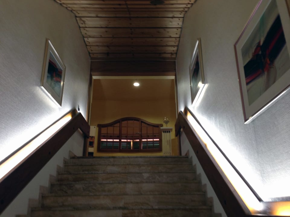 Aufgang zum Restaurant DORMERO Hotel Bonn - Windhagen