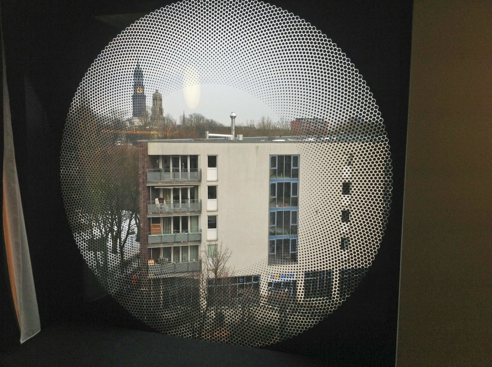 Zimmer 528: Blick durchs "Bullauge" ARCOTEL Onyx Hamburg
